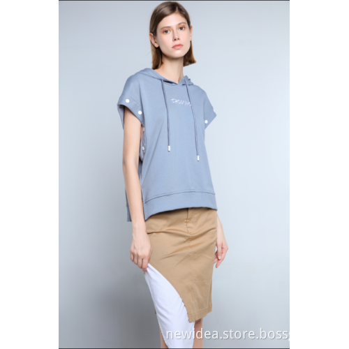 SLEEVELESS HOODIE WITH METAL SNAPS